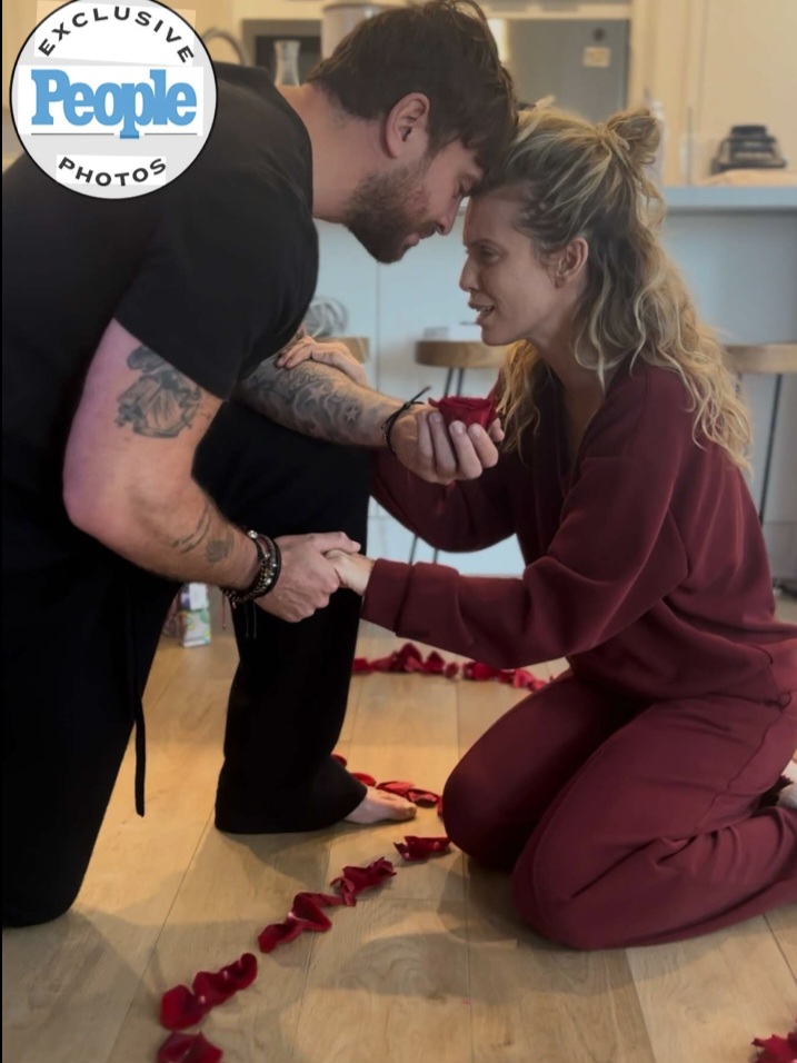 EXCLUSIVE: AnnaLynne McCord Is Engaged to Danny Cipriani! All the Details of the Christmas Proposal and 15-Carat Diamond Ring.....